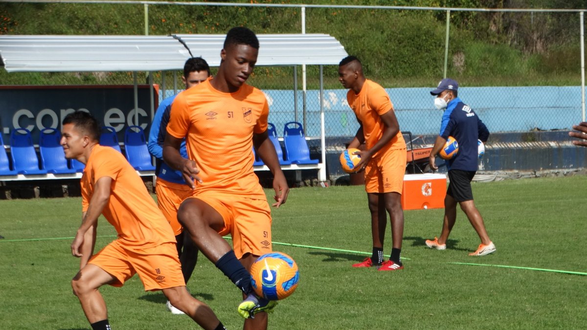 Los jugadores de la Católica están listos para recibir a los bolivianos.