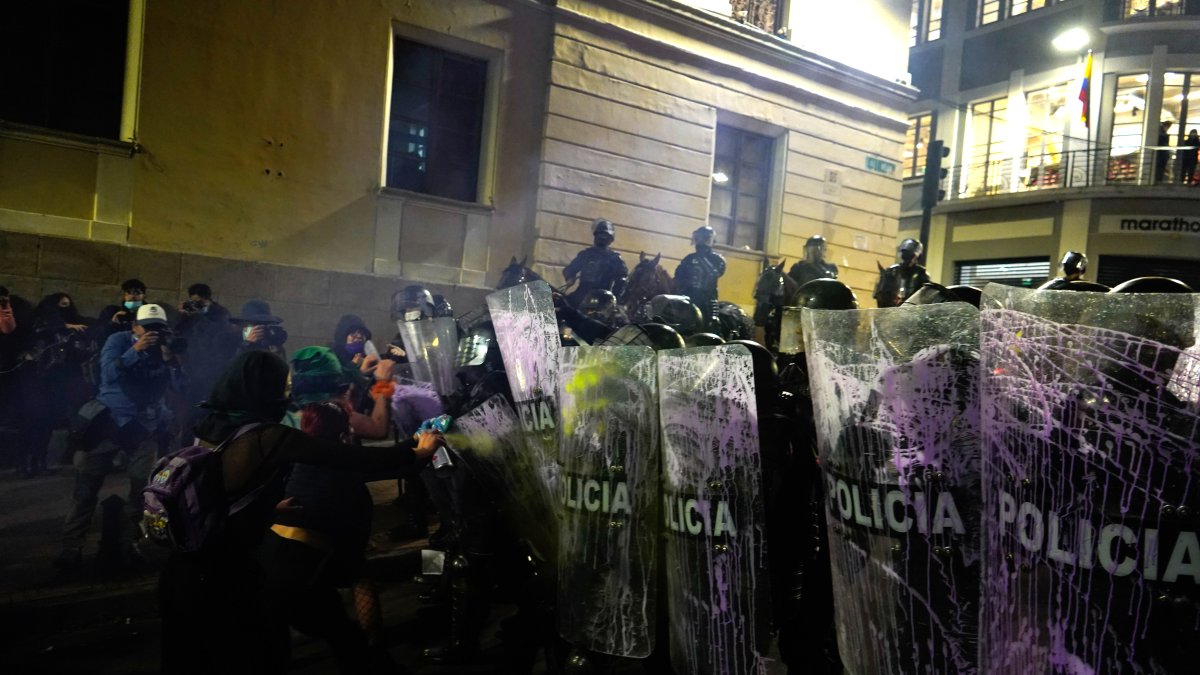 Un grupo de mujeres y elementos de la Policía se enfrentan en la marcha por el Día de la Mujer.