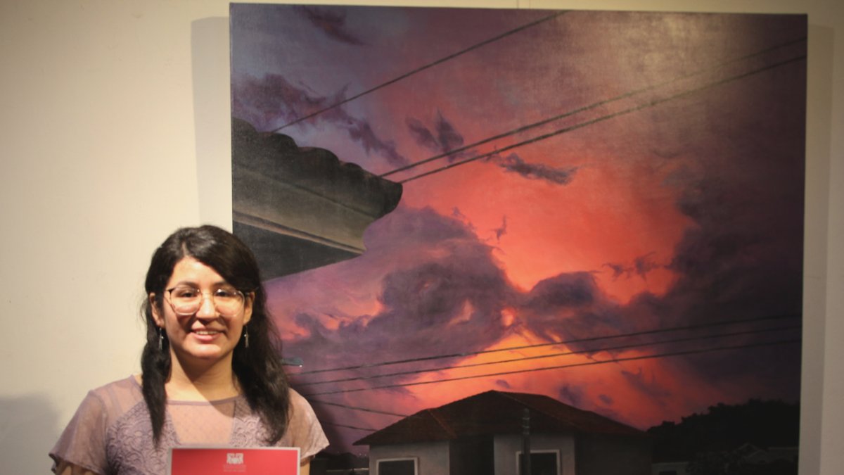María Fernanda Manging junto a ‘Preludio’, su obra ganadora.