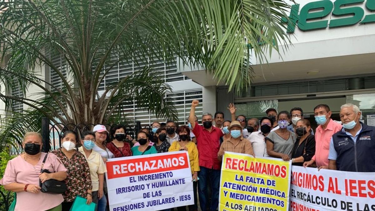 La medida se desarrolló en los exteriores de la Caja del Seguro.