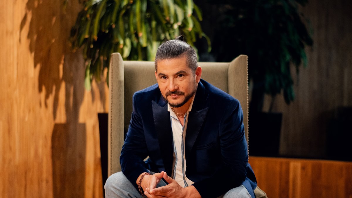 Andrés Arrata cambió su domicilio a Galápagos donde dice sentirse en el paraíso.