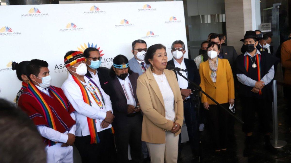 Confianza. Guadalupe Llori y otros compañeros de la bancada de Pachakutik abrieron la jornada con una rueda de prensa en señal de unidad.