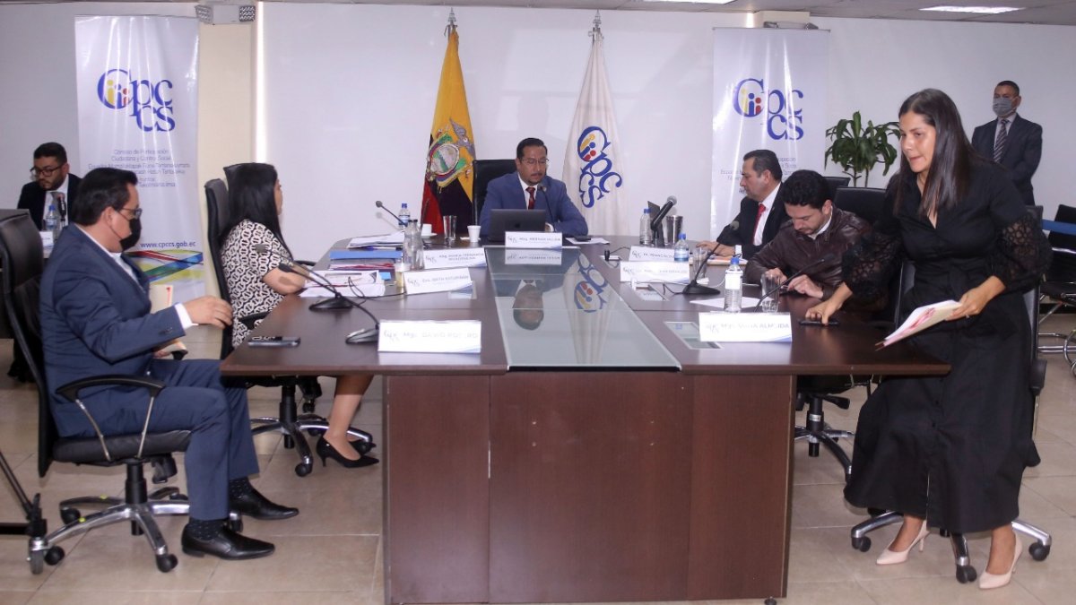 Postura. Sofía Almeida abandonó la sesión del pleno de Participación tras permanecer por casi dos horas.