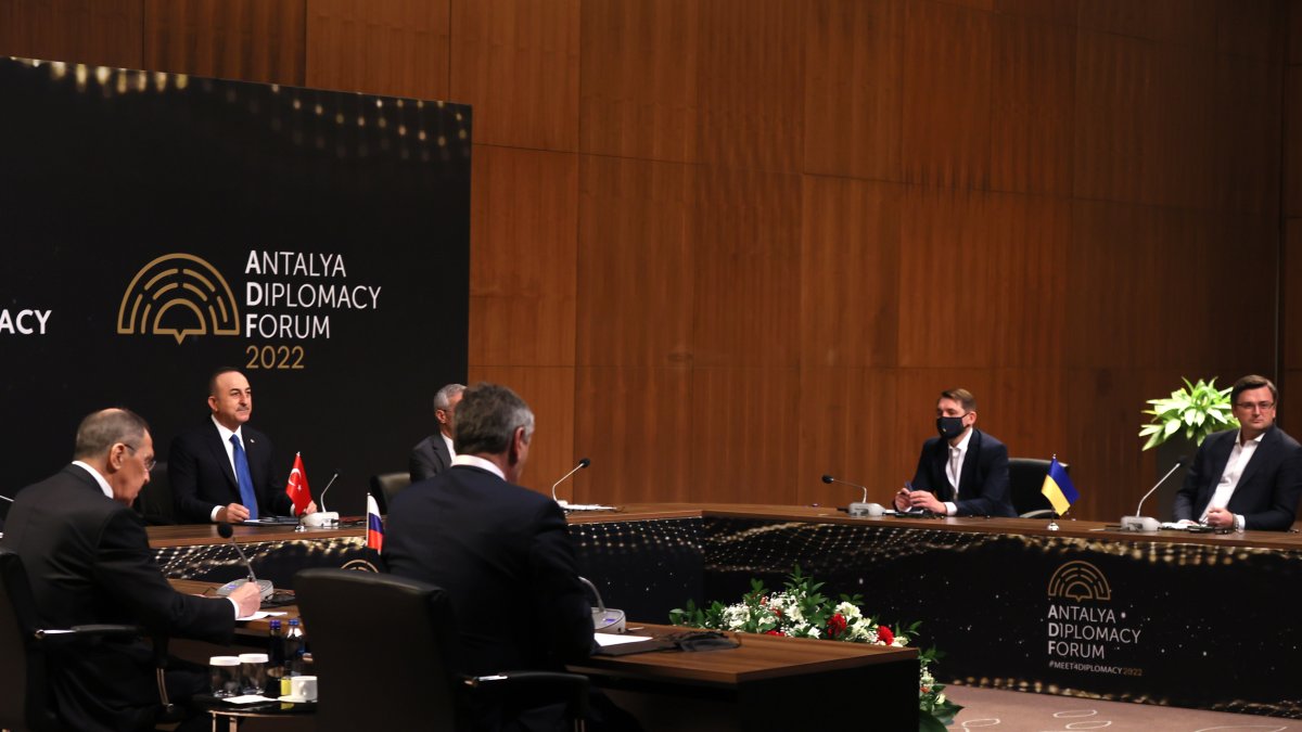 El ministro ruso de Asuntos Exteriores, Sergei Lavrov (i) y su homógo ucraniano, Dmytro Kuleba (enfrente) en la cumbre celebrada este jueves en Antalya, Turquia, con la mediación del jefe de la diplomacia turca, Mevlut Cavusoglu (c).