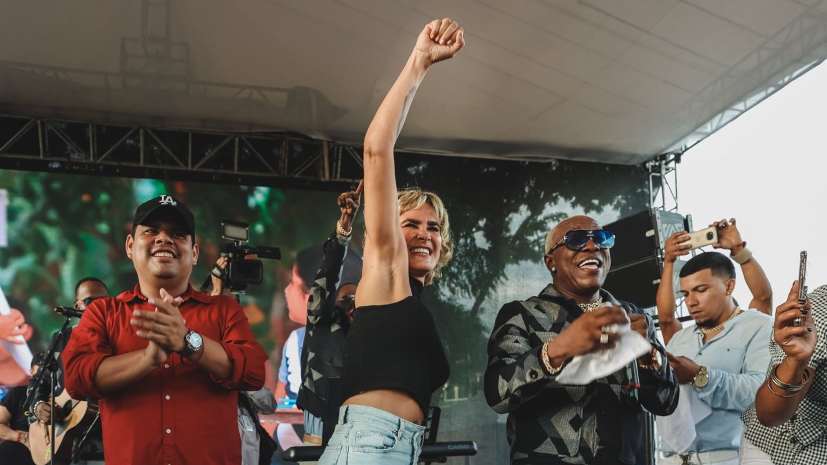 Cynthia Viteri en tarima el 8 de marzo, Día de la Mujer.