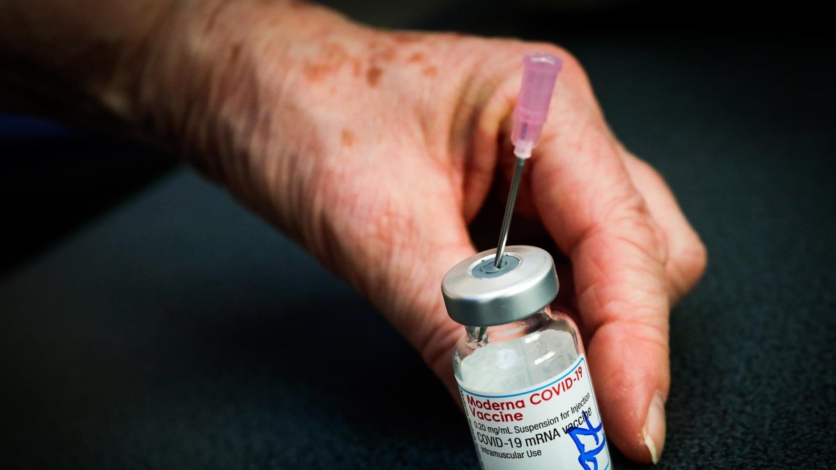 Fotografía de archivo de la vacuna contra la covid-19 de la farmacéutica estadounidense Moderna.