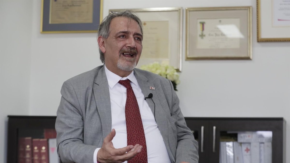 Fotografía del 9 de marzo de 2022 que muestra al el presidente de la Federación Internacional de la Cruz Roja y la Media Luna Roja (IFRC), Francesco Rocca, durante entrevista con Efe en Bogotá (Colombia).