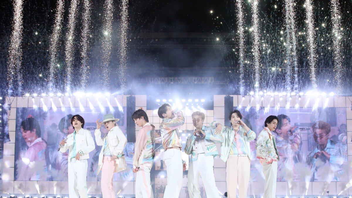 Con el color morado de ARMY inundando hoy las gradas del recinto, una jaula apareció en el escenario y liberó a los siete integrantes del grupo