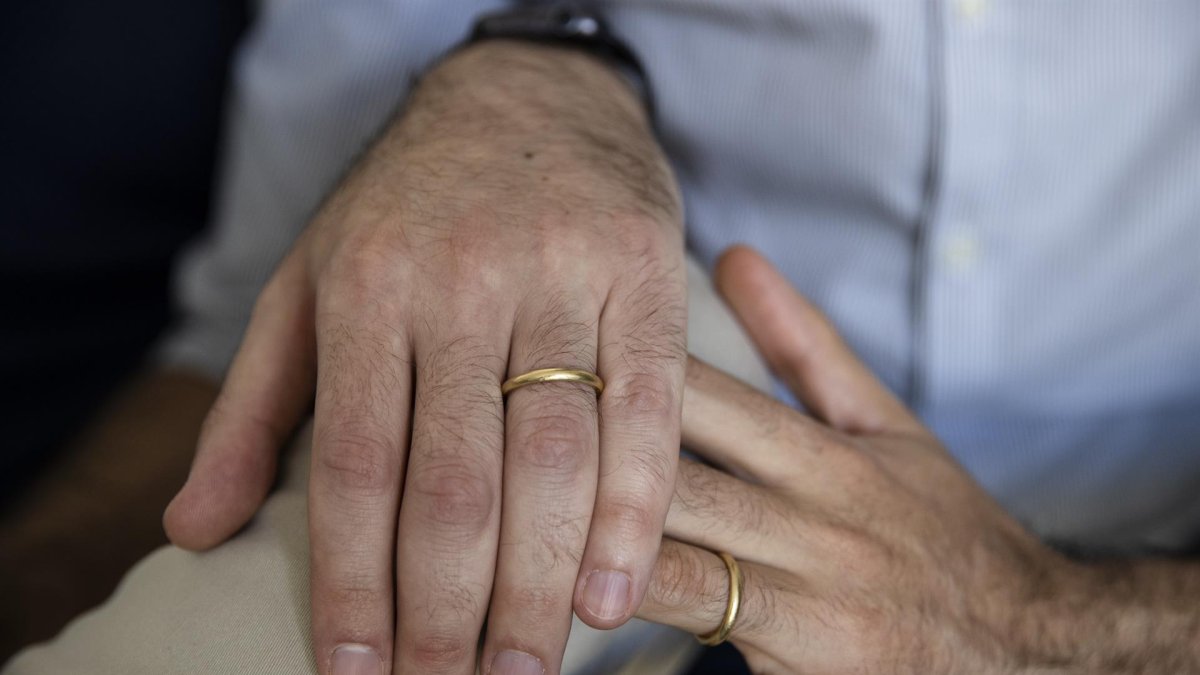 Jaime Nazar (d) y Javier Silva (i) se agarran las manos durante una entrevista con Efe ayer, en Santiago (Chile), el día antes de que ambos se conviertan en la primera pareja del mismo sexo en contraer matrimonio en el país.