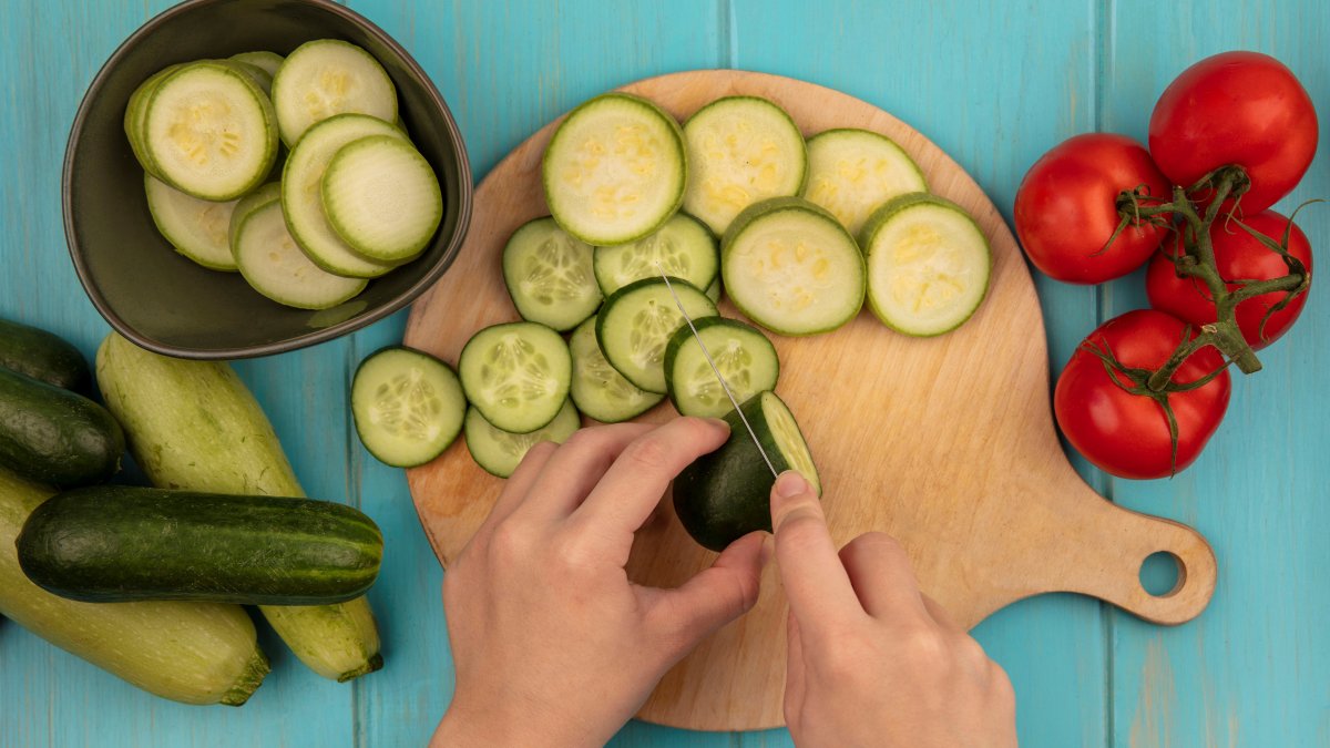 El pepino se puede combinar con otros alimentos en las ensaladas.