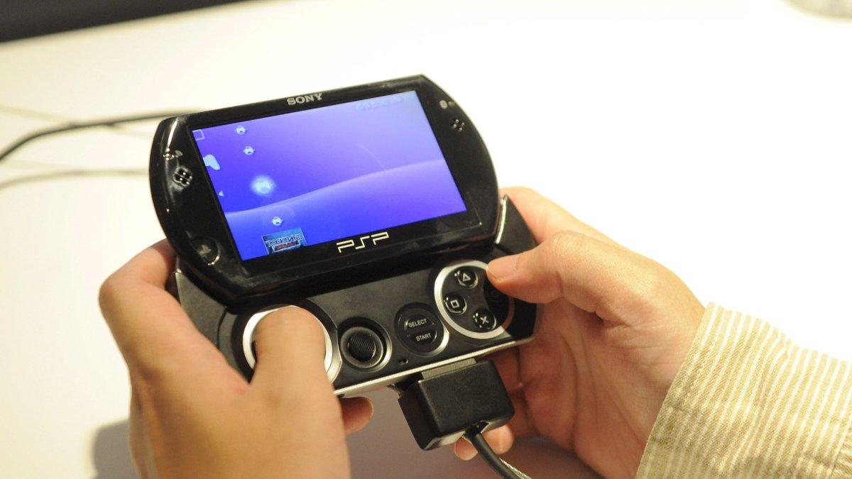 Un asistente a la feria del videojuego E3 disfruta con el nuevo videojuego consola portátil PSP Go de la Sony, en una fotografía de archivo