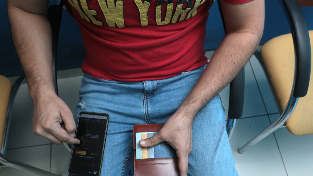 Sin importar el tipo de tarjeta que use el cliente, hay tiendas que cobran un recargo por usarlas.