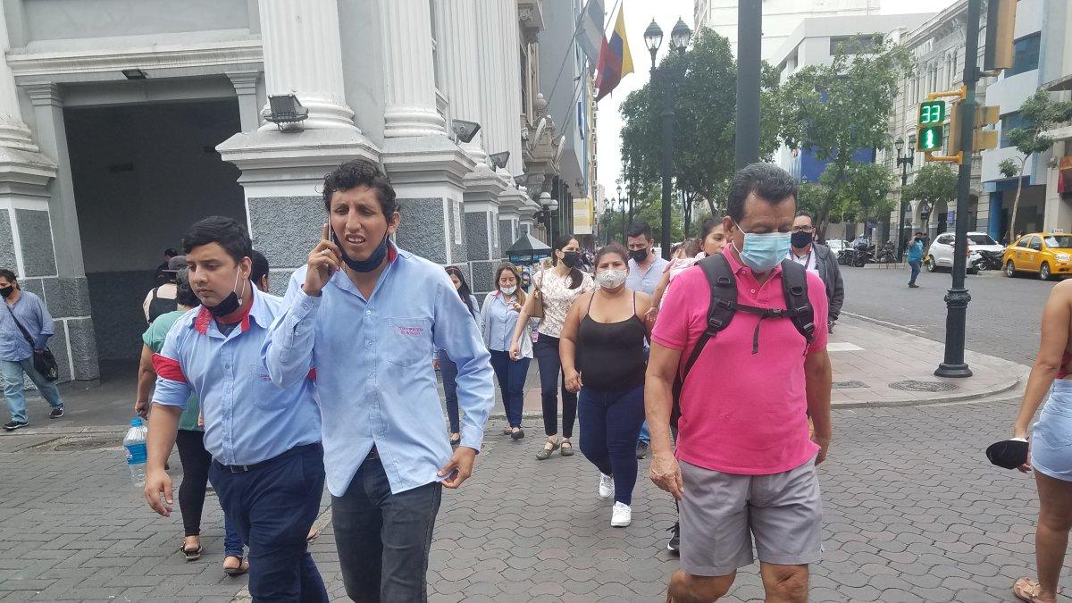 Panorama. En Guayaquil muchos ciudadanos dejaron de lado la mascarilla.