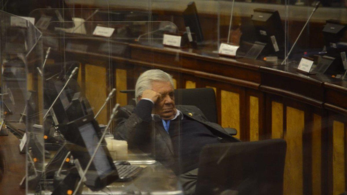 Madrugada. Extraño cuórum: se mantuvo a fuerza de incluir a los que salieron y a los dormidos, entre ellos Marcos Molina, de Izquierda Democrática.