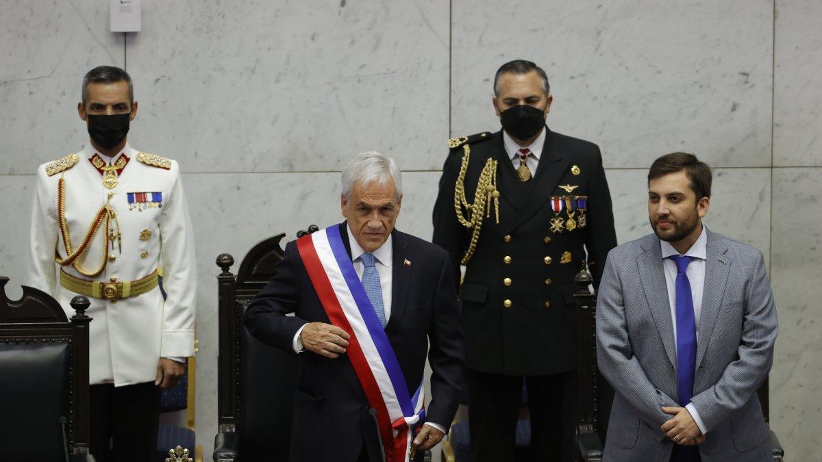 El presidente saliente de Chile, Sebastián Piñera (c), llega para pasar el mando al electo mandatario, Gabriel Boric, en el Congreso Nacional hoy, en Valparaiso (Chile).
