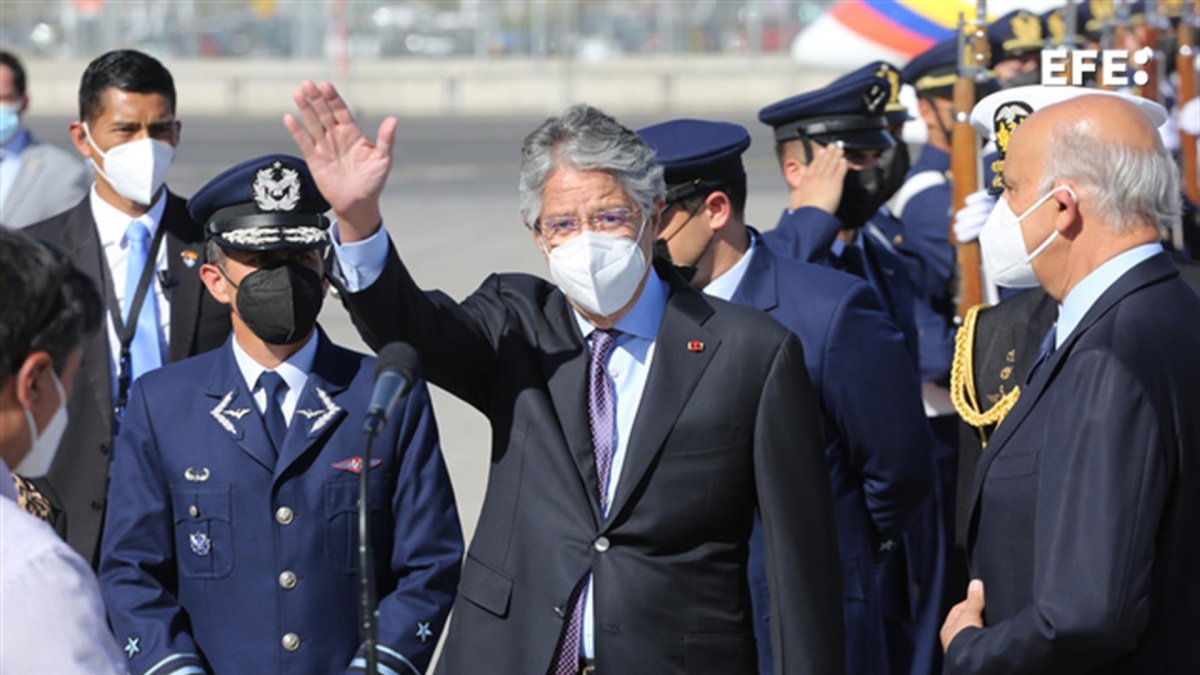El presidente de Ecuador, Guillermo Lasso (c), fue registrado este miércoles al saludar a su llegada al Aeropuerto Internacional Arturo Merino Benítez.