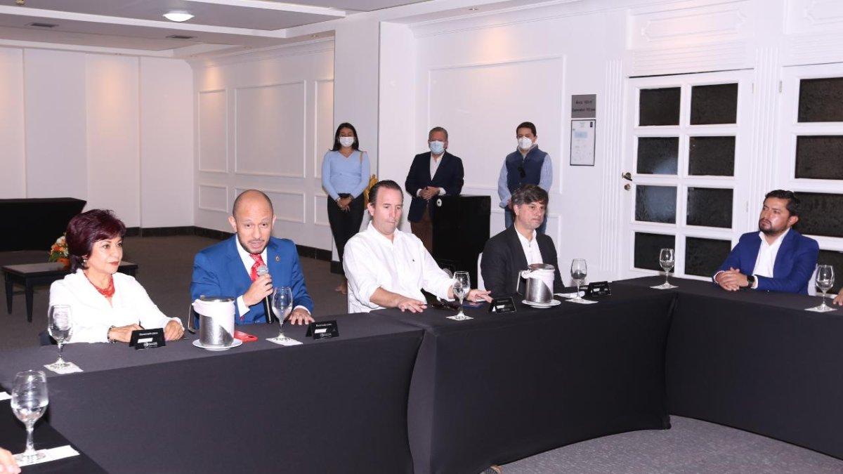 Entre los autoconvocados están dirigentes políticos, activistas sociales y líderes gremiales.