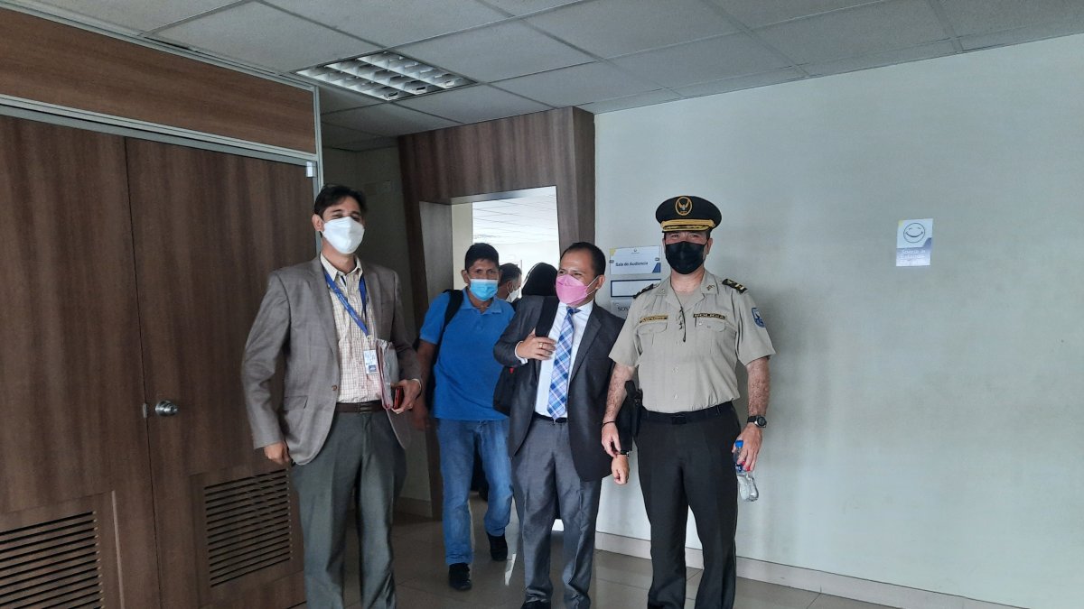 Representantes del Isspol y de la Fiscalía, después de la audiencia.