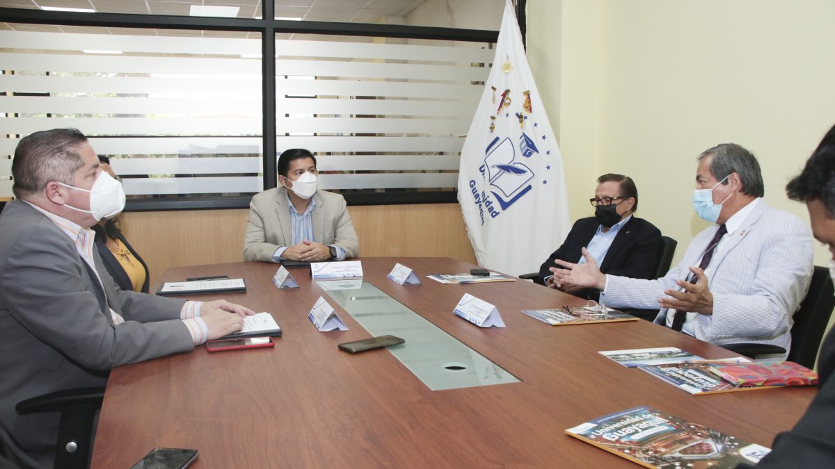 El rector de la Universidad de Guayaquil y el presidente de los rotarios del Distrito Guayaquil firmaron un convenio.
