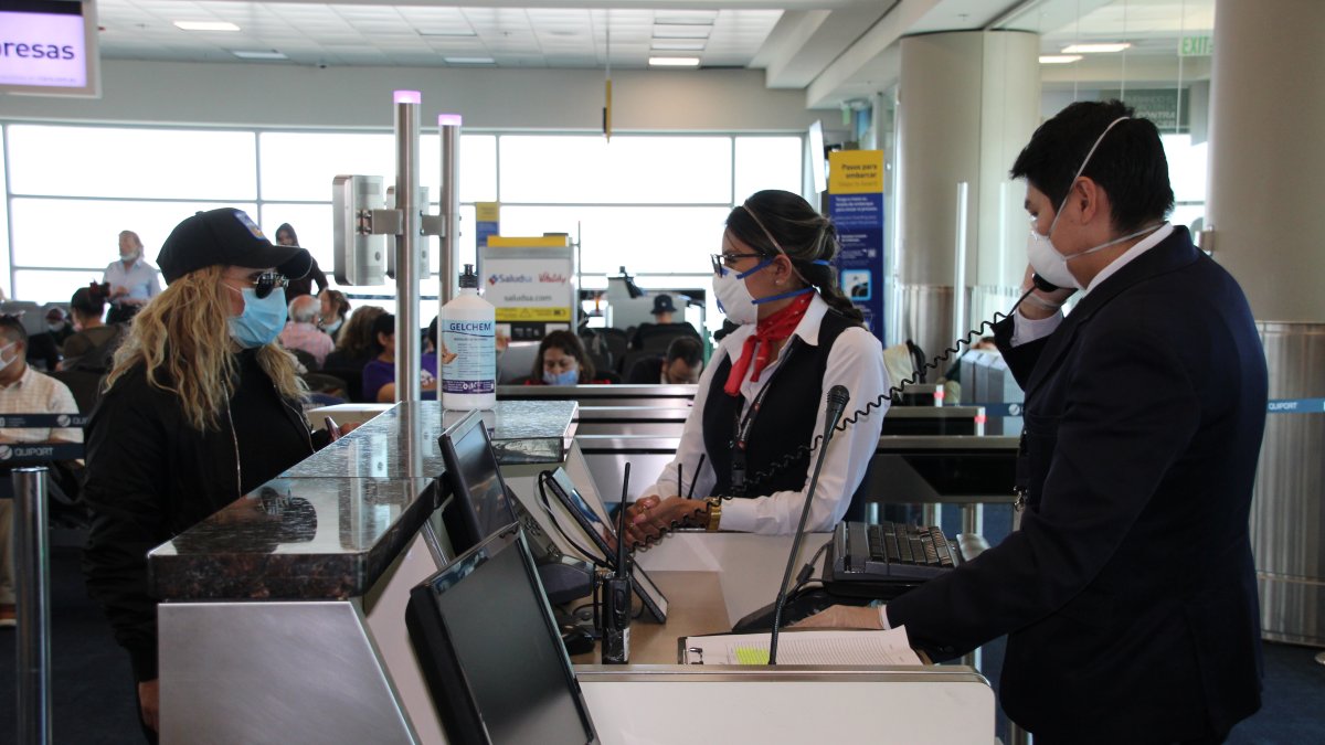 Una mujer pide información en un counter en el aeropuerto internacional Mariscal Sucre, en Quito, en una fotografía de archivo.