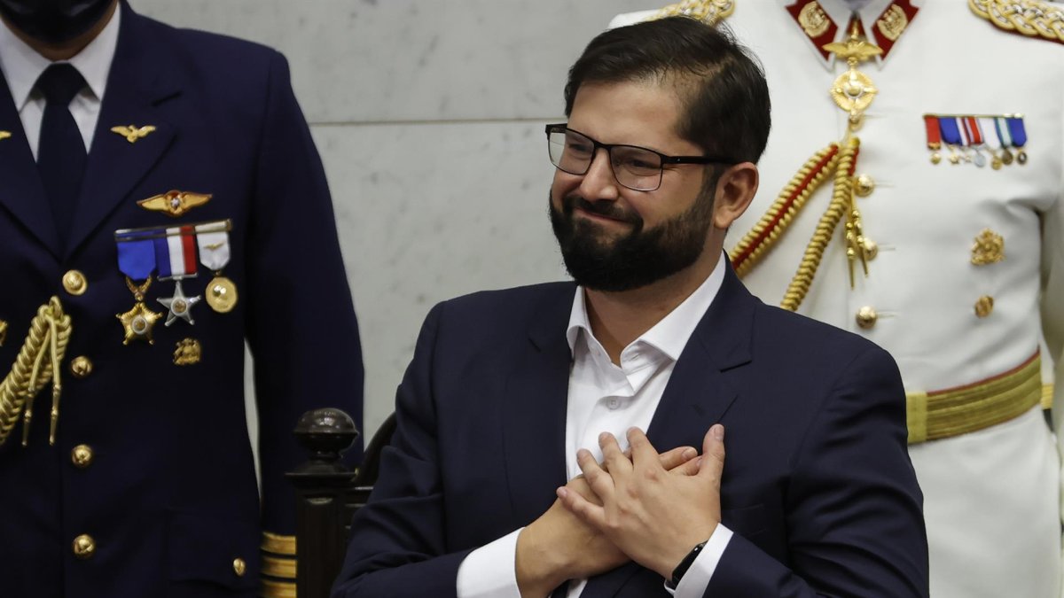 El presidente electo de Chile Gabriel Boric saluda a los asistentes al Congreso Nacional durante su ceremonia de investidura, este 11 de marzo de 2022, en Valparaiso (Chile).