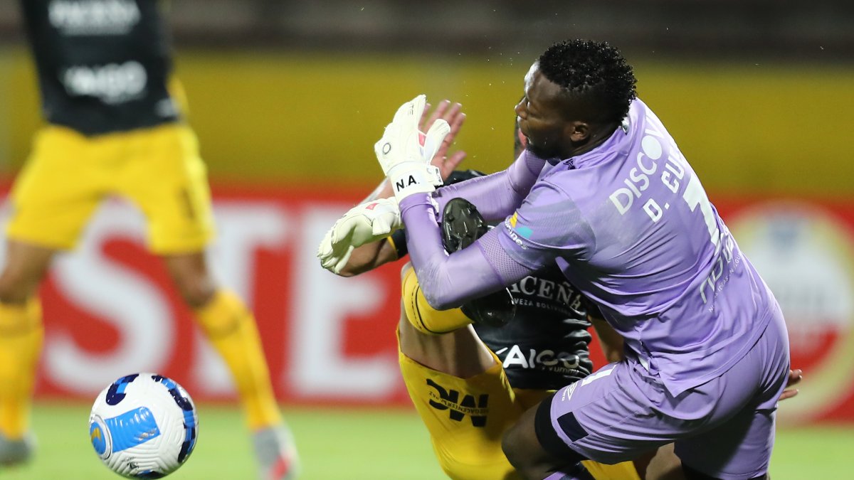 Darwin Cuero tuvo que salir del partido entre Universidad Católica y The Strongest debido a la herida