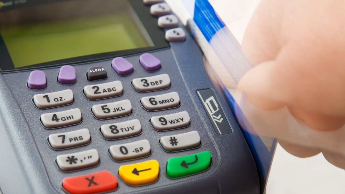 Proceso.- Los clientes exigen a las autoridades que se cumpla la Ley, de que el precio de un artículo o servicio es el mismo si se paga en efectivo o con tarjeta.