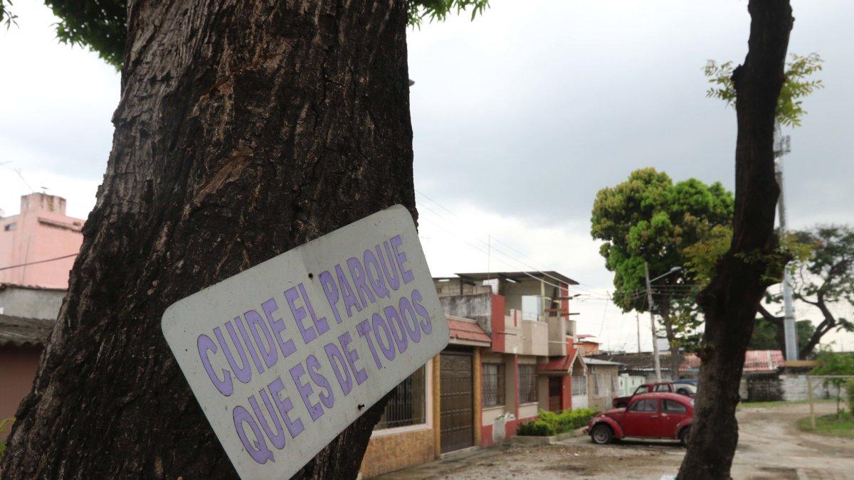 Muchos residentes de la Alborada colocan sus carros, de día y de noche, en el parque infantil, donde un anuncio de cuidar el área verde no los inmuta.