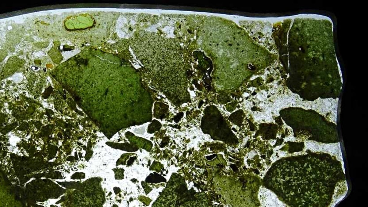 Las kimberlitas son rocas complejas que llegaron a la superficie de la Tierra desde grandes profundidades. La imagen muestra una sección delgada de una kimberlita rica en carbonato. 