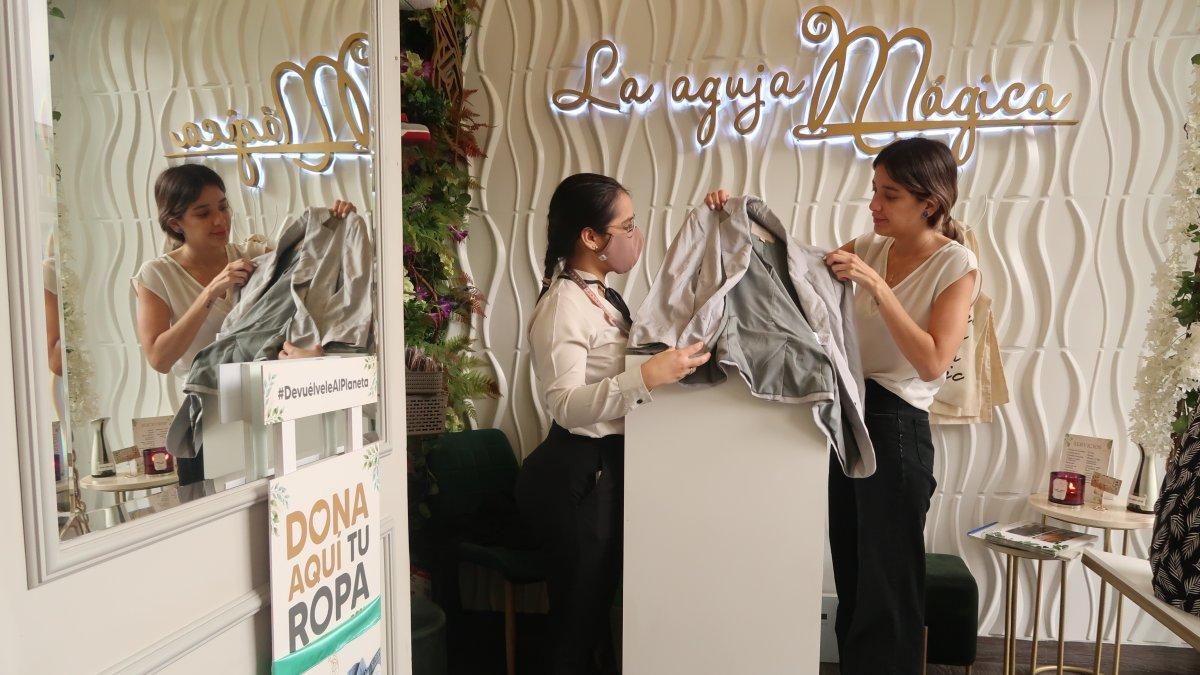 Campaña. La Aguja Mágica cuenta con tres tiendas que promueven el arreglo y transformación de ropa. Además tiene una campaña de donar prendas de vestir para regalarlas en zonas marginales.