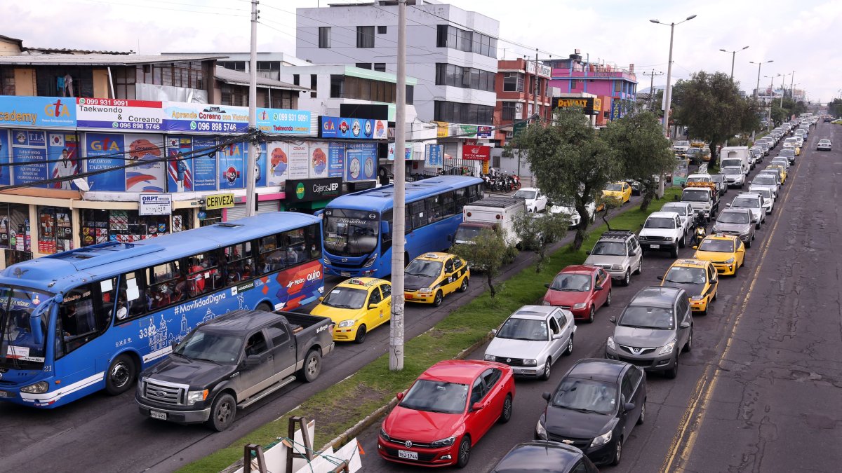 Con el retorno a la presencialidad en todas las calles y avenidas de la capital se incrementó el flujo vehicular y el caos en el tránsito.