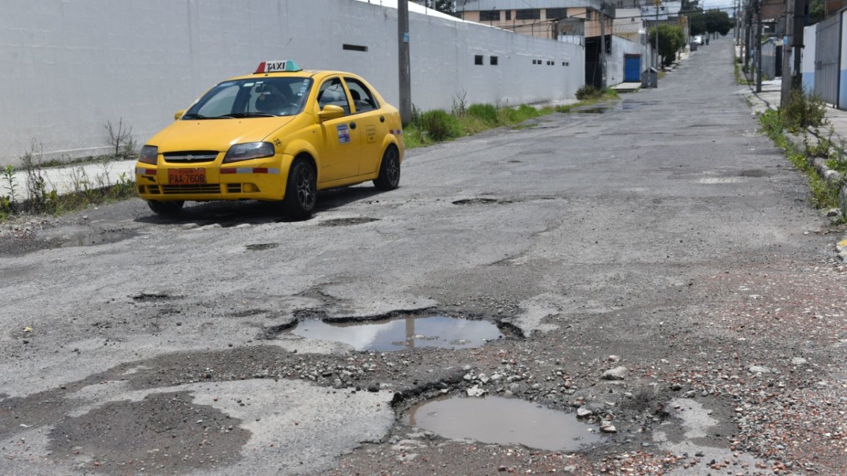 Problema. Los capitalinos soportan vías cada vez en peor estado. La reparación para este año es mínima.