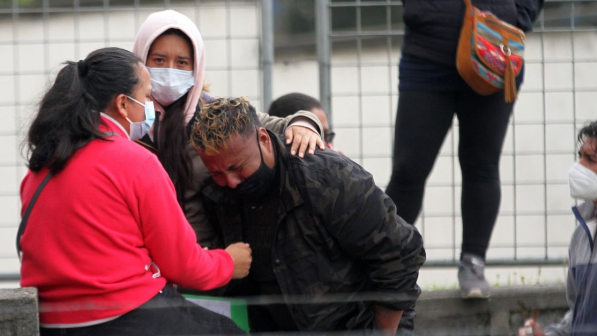 Dolor. Familiares de obreros fallecidos en un ascensor acudieron a la morgue.