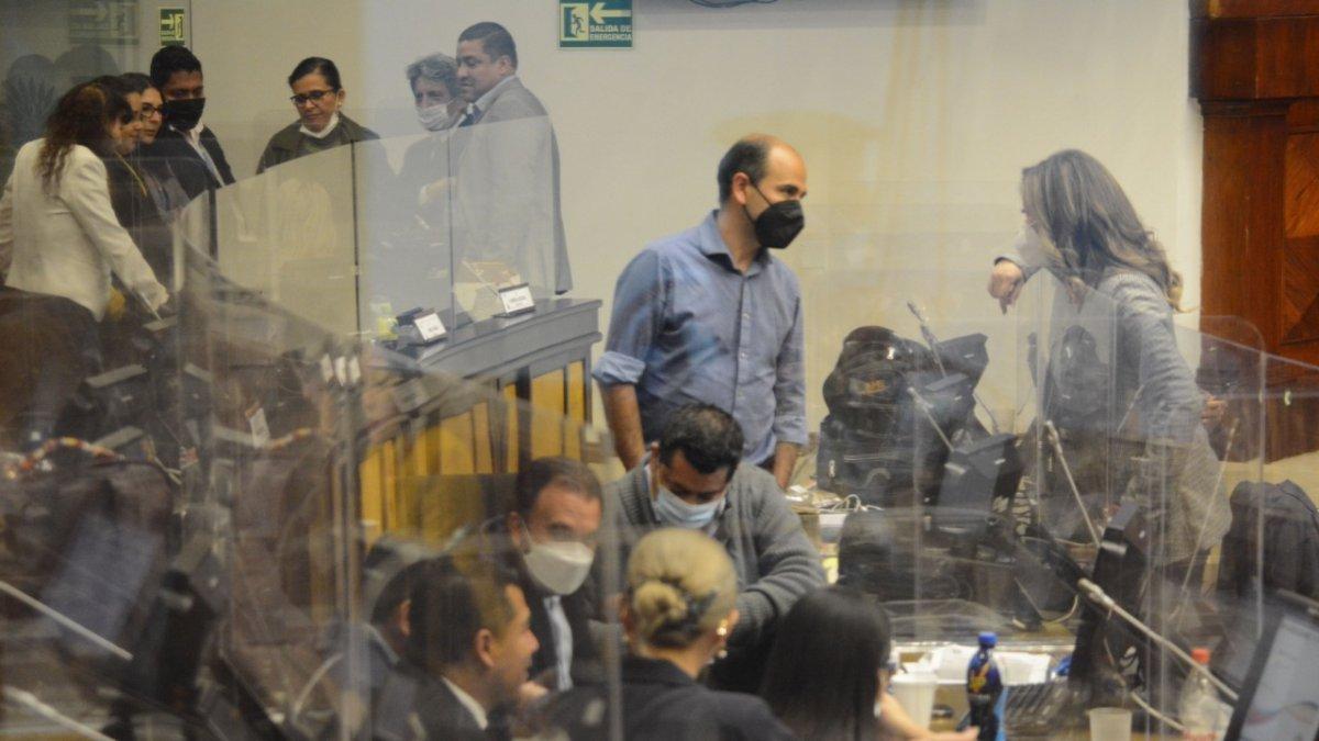 Legisladores de la bancada correísta, durante la sesión del pleno de la Asamblea que se convocó para el tratamiento y aprobación de las amnistías.