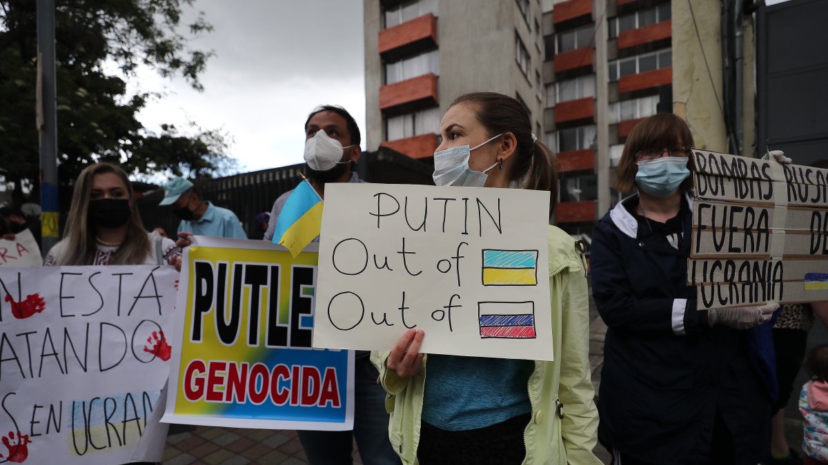 Decenas de activistas y residentes ucranianos se manifiestan en las afueras de la embajada de Rusia , este 11 de marzo de 2022, en Quito (Ecuador).