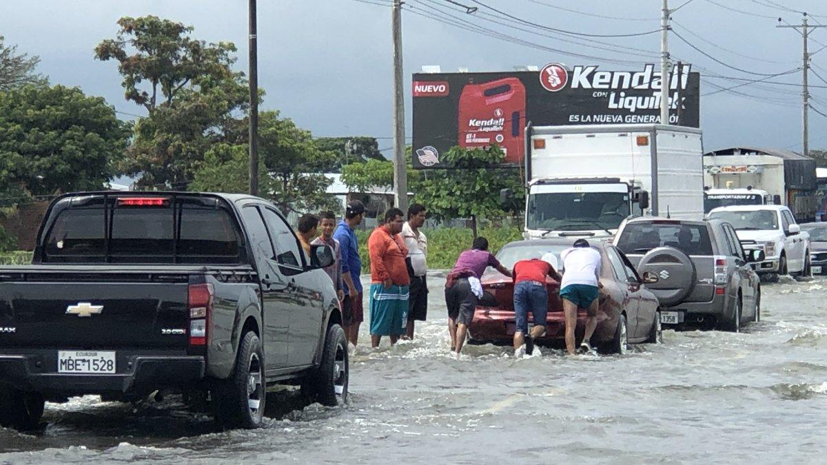 Tráfico se tornó lento en la Babahoyo- Jujan por acumulación de agua en tres tramos. Algunos vehículos se apagaban.
