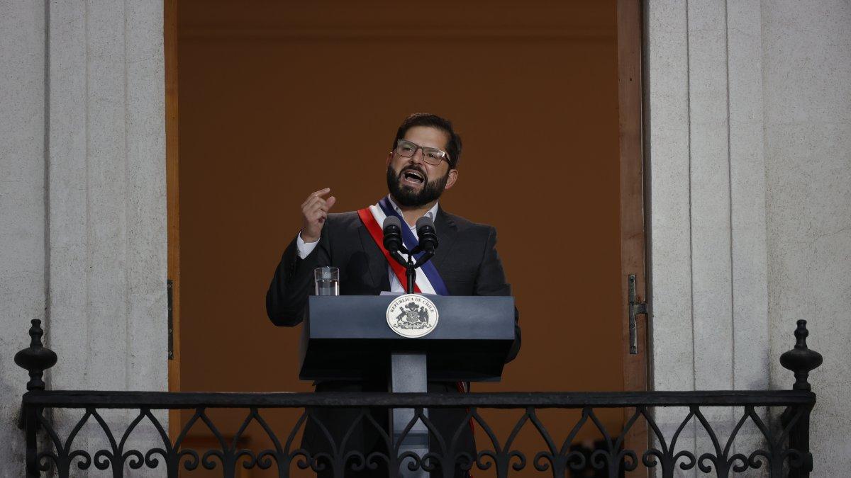 El presidente de Chile, Gabriel Boric, ofrece su primer tras asumir la presidencia, en Santiago (Chile).