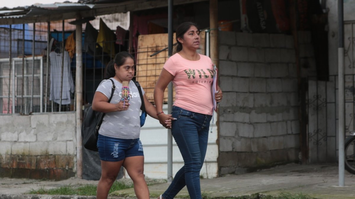 Artesanía. Jenny empezó a vender pulseras para poder comprar los implementos de higiene de Laura. También se ha dedicado a la manufactura de monigotes y venta de comida.