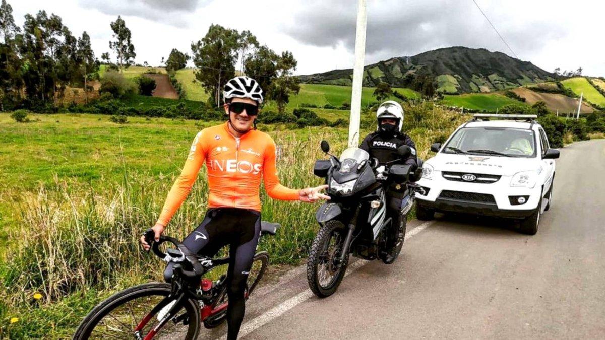 Richard Carapaz se siente seguro cuando es escoltado por el sargento Luis Aguas.