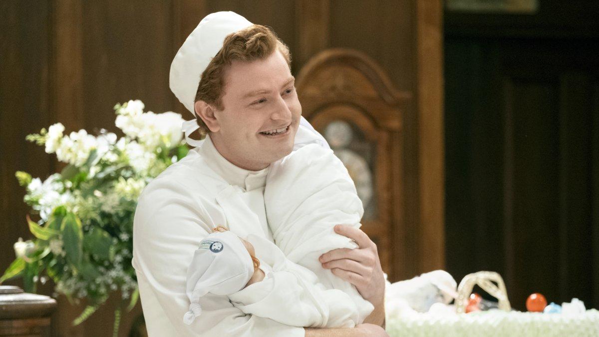 Fotografía cedida este viernes por Amazon Studios en la que se registró al actor Owen Daniels, como el chico de la IA, Boris, durante una escena de un capítulo de la segunda temporada de la serie 