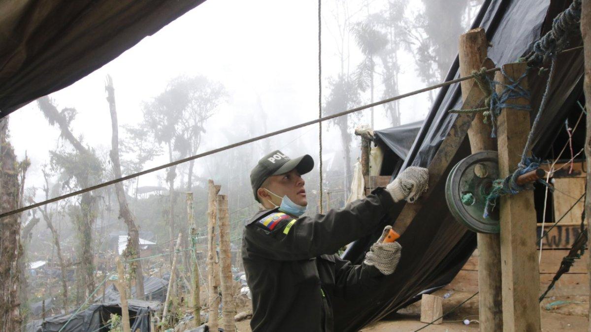 Desalojo. Cuatro días de operativo tomó a la Policía desalojar las minas ilegales de Buenos Aires. Hoy, sus dirigentes reciben una amnistía política.