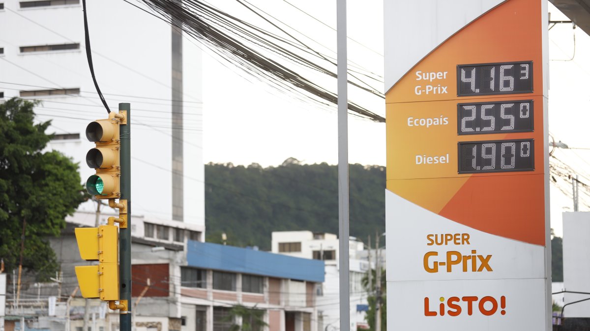 El precio del combustible Súper pasó hasta $ 0.18 centavos más del precio referencial asignado para este mes de marzo que era de $3.98. Antes estaba en $3.68