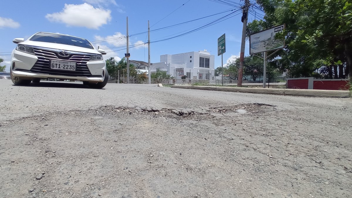 Bienvenida. En la vía de ingreso al balneario, ese es el panorama. Lomas de tierra y maleza que acompañan la ruta hasta llegar al casco urbano.