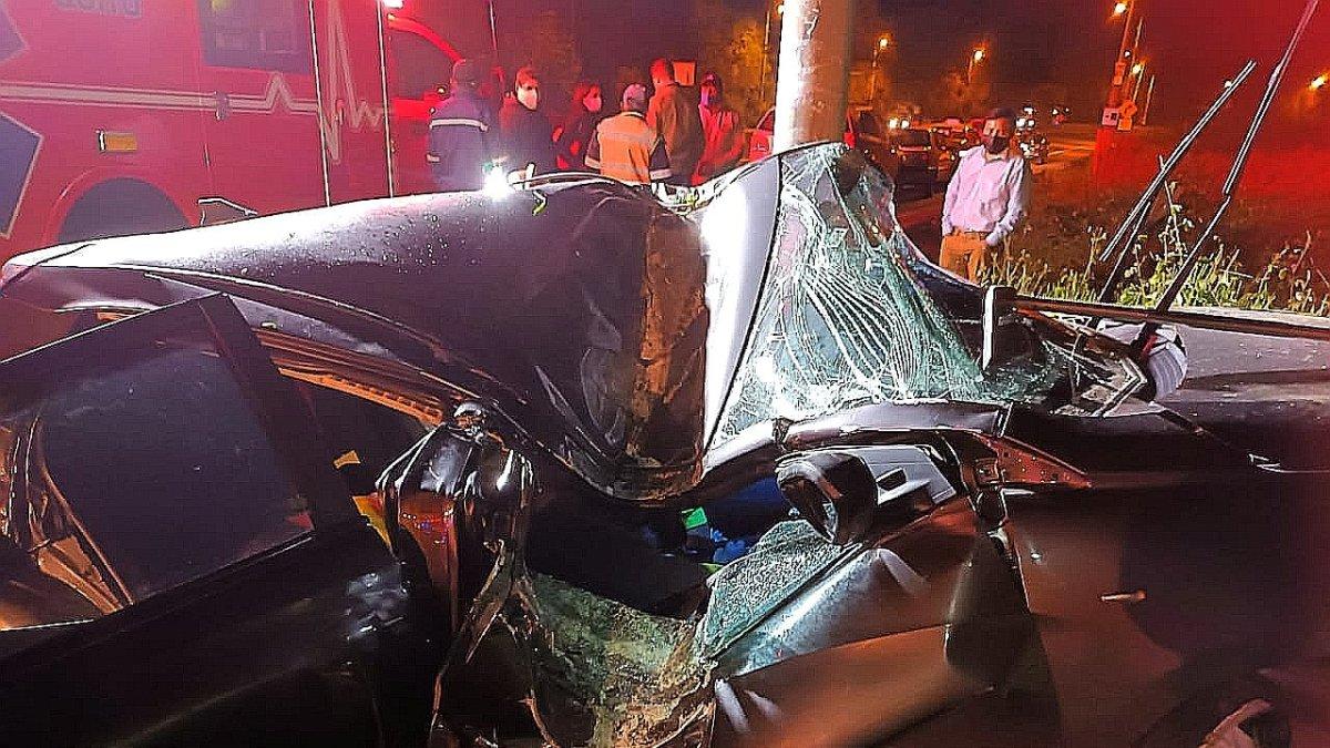 El auto chocó con un poste de alumbrado público en horas de la madrugada de este domingo.