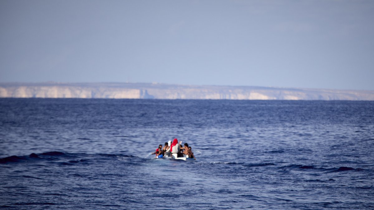 Un grupo de unos 17 migrantes procedentes de Chebba (Túnez) viaja por el Mar Mediterráneo en una pequeña barca pesquera.