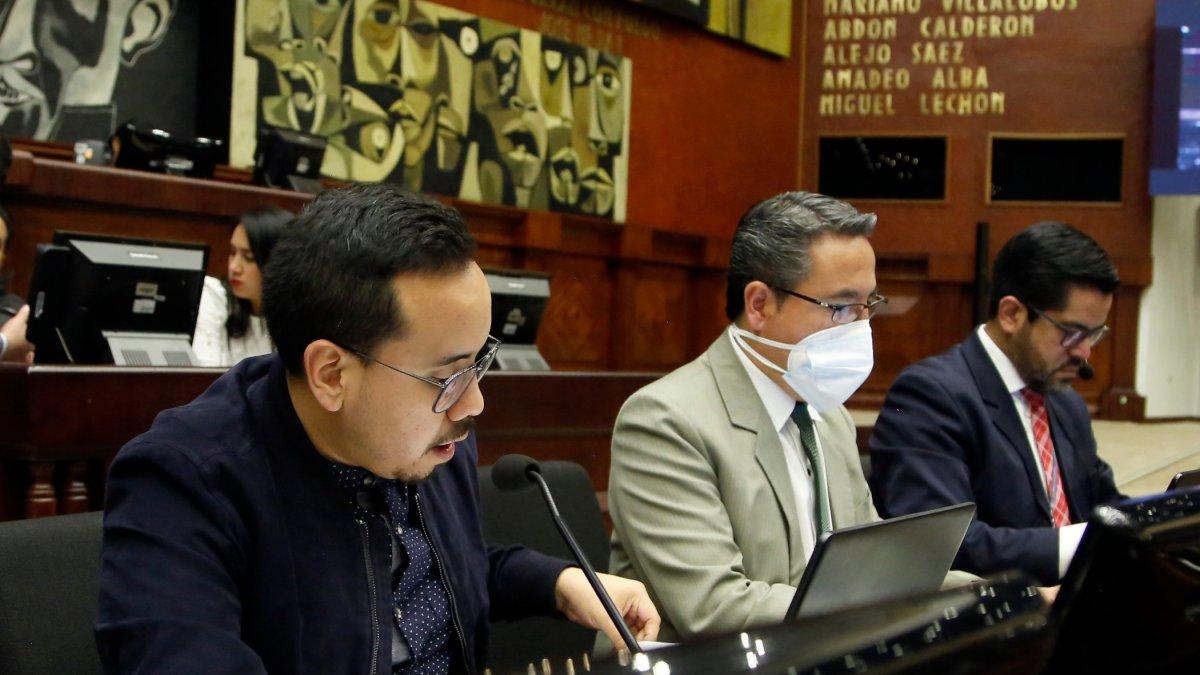 La lectura del informe de primer debate empezó pasadas las 16:00 del 13 de marzo. El documento tiene 258 artículos.