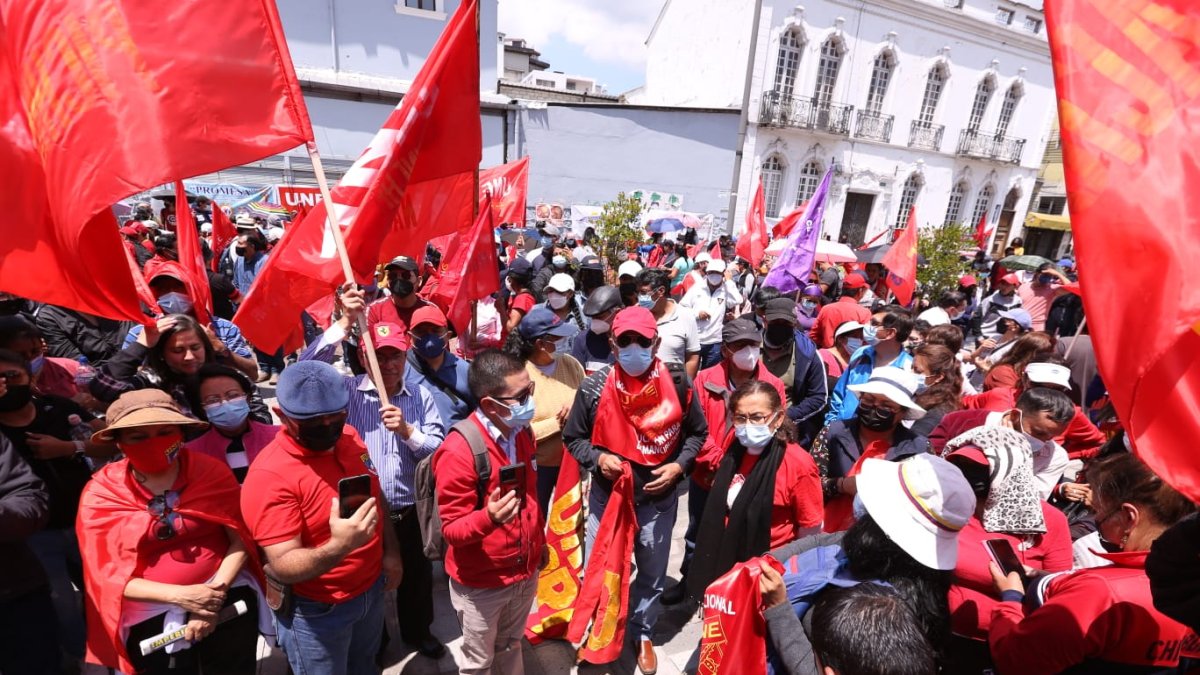 Acción. Integrantes del magisterio llegaron ayer a los exteriores de la Asamblea para exigir la aprobación de la Ley de Educación Intercultural.