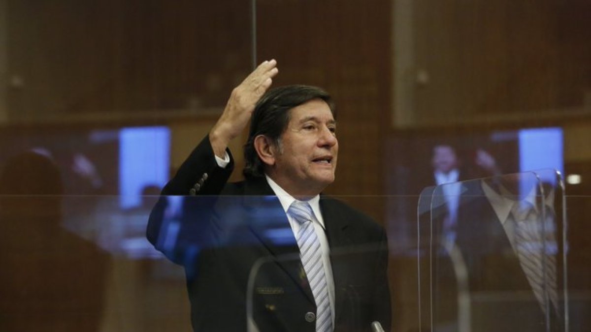 El legislador dio a conocer la decisión luego de argumentar sobre la Ley de Inversiones planteada por el Ejecutivo.