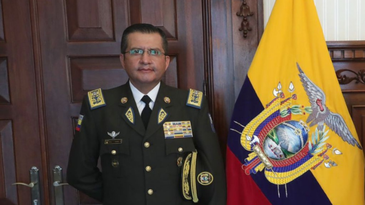 Ramírez es general de la Policía Nacional. Tiene una licenciatura en Seguridad y un diplomado superior en Seguridad Ciudadana. Fue comandante de la Policía en las zonas 4 y 3