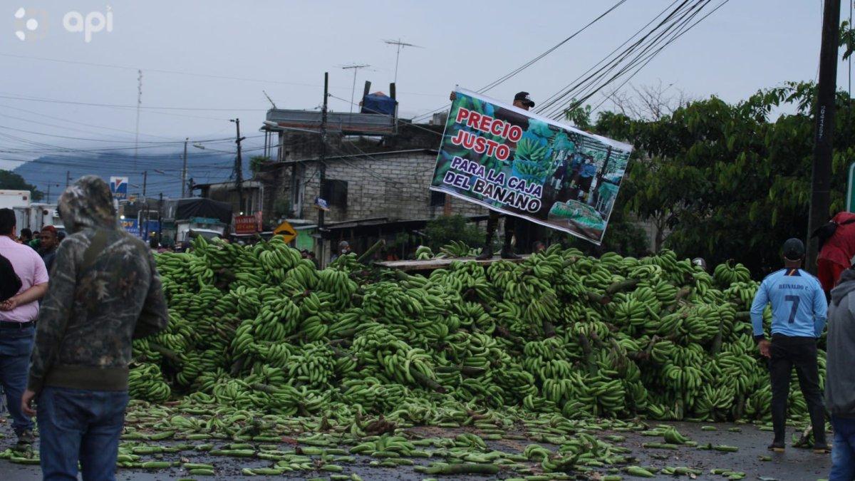 Productores de babano cierran vías